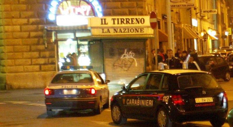 Livorno, preso a pugni e bottigliate in faccia in piazza Attias da tre giovani