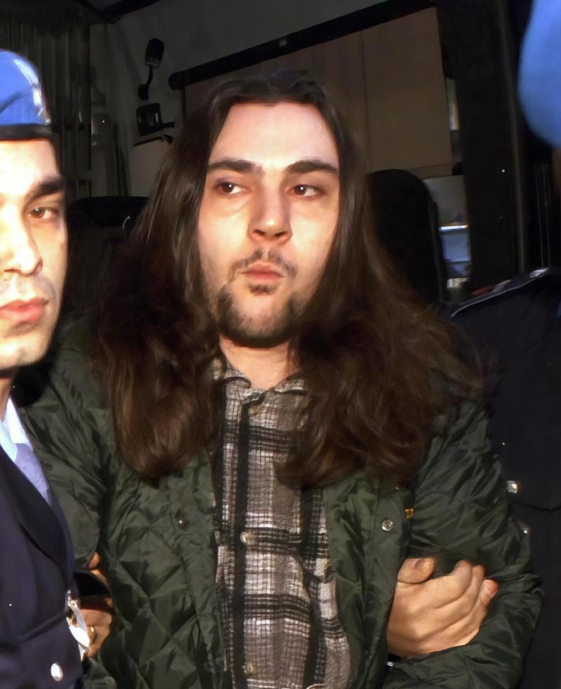 Elia Del Grande, il killer avvistato nel Varesotto: la fuga, il telefonino e i sospetti sulla fidanzata nella fuga