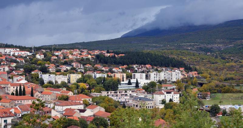 Nakon Oluje napustili Hrvatsku i žive u Srbiji, a sada su optuženi za ratni zločin i štetu od 2,3 milijuna eura