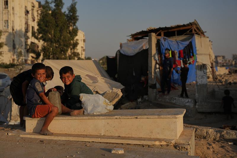 In Gazan cemeteries, some evacuees live among the dead