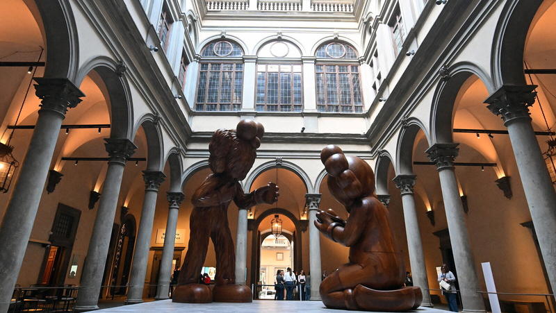 La prima installazione italiana di Kaws è a Palazzo Strozzi