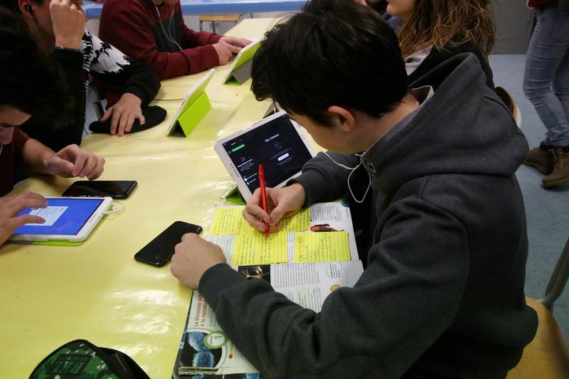 I trucchi hi-tech degli studenti: “Copiano i compiti a casa dall’intelligenza artificiale”