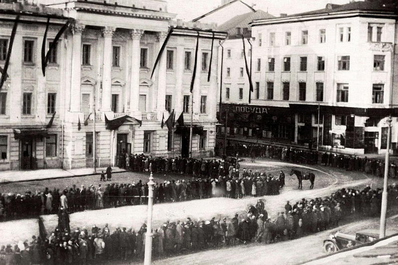 О странной смерти Фрунзе советские люди узнали разом по решению Сталина