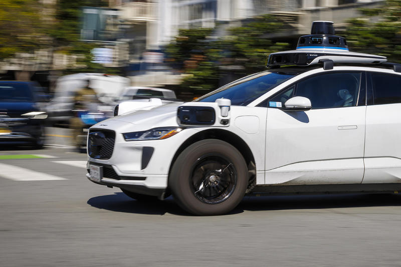 Старушка, ребёнок или нобелевский лауреат: кем пожертвует ИИ-автопилот на дороге