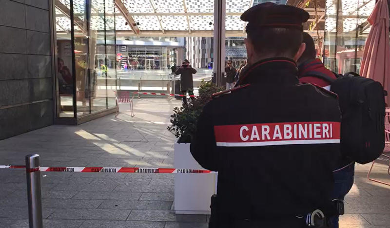 Criminalità: Milano ancora maglia nera, accoltellata una donna in piazza Gae Aulenti