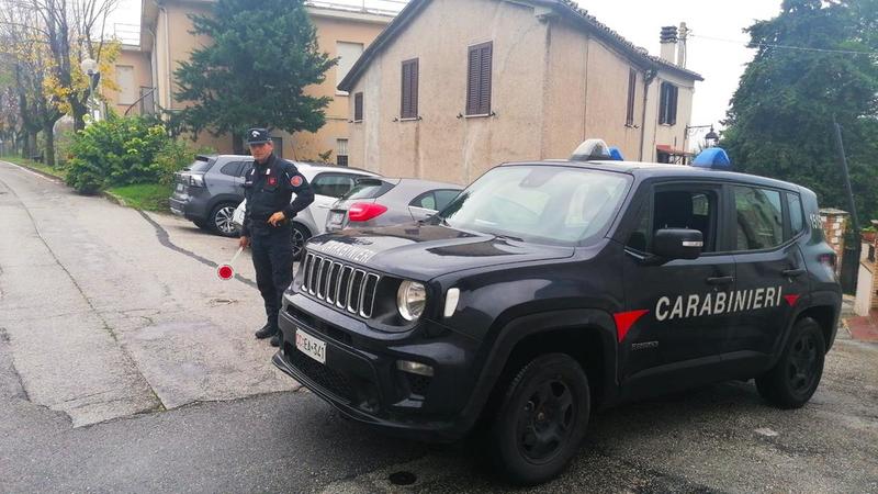 Rubano una bicicletta e tentano di estorcere soldi al proprietario: arrestati in tre