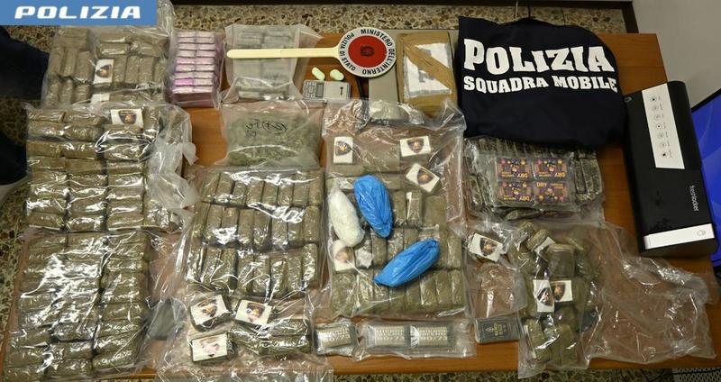 Scoperta centrale dello spaccio: sequestrati 25 chili di droga, un arresto