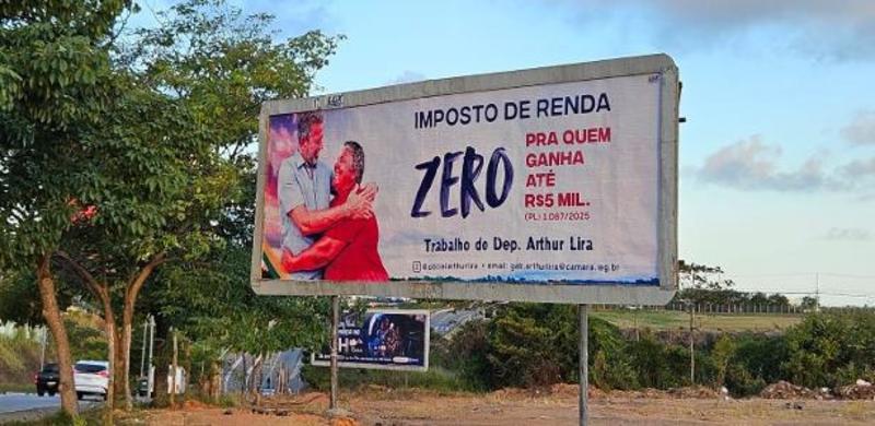 Lira espalha outdoors em Alagoas sobre isenção do IR e alfineta Renan