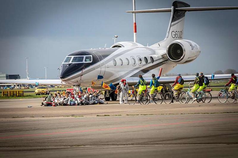 Un superrico contamina con carbono 400 veces más que un pobre