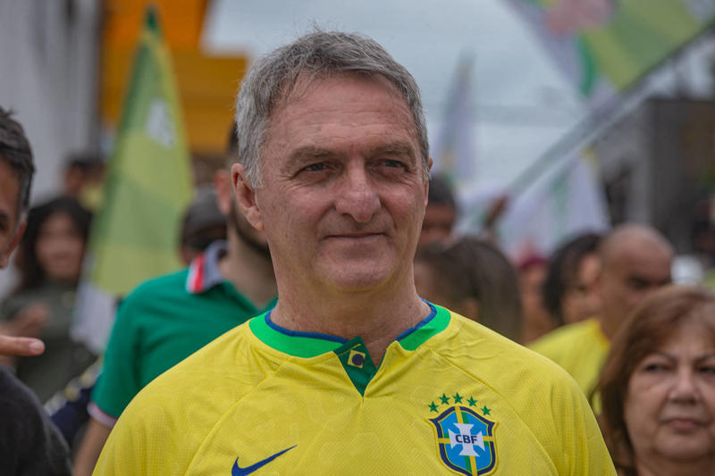 Irmão de Jair Bolsonaro o visita e deve alinhar estratégia de campanha eleitoral