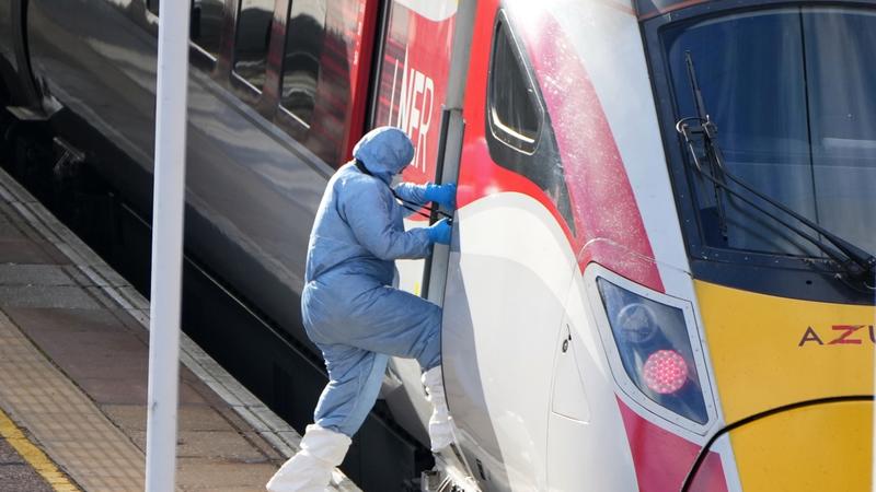 Accoltellamento sul treno per Londra, la folle corsa omicida dell'assalitore: gli altri tentati attacchi e le falle nella sicurezza