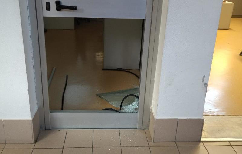 Livorno, irrompono al distretto di Fiorentina e scappano con una Panda dell’Asl