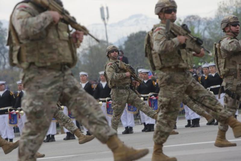 Servicios Armados con recursos presupuestarios y humanos escasos Servicios Armados con recursos presupuestarios y humanos escasos