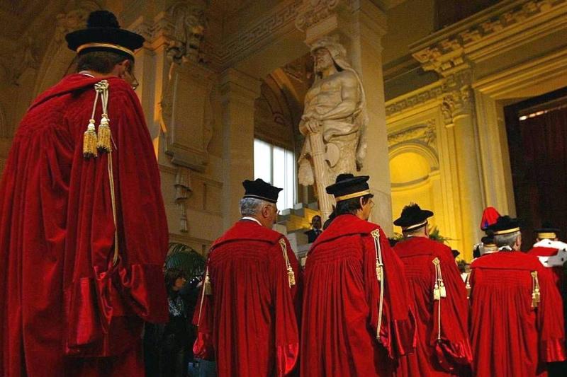 E intanto le toghe si auto-promuovono nel 98 per cento dei casi E intanto le toghe si auto-promuovono nel 98 per cento dei casi