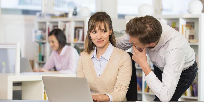 Mobing počinje komplimentom Mobing počinje komplimentom