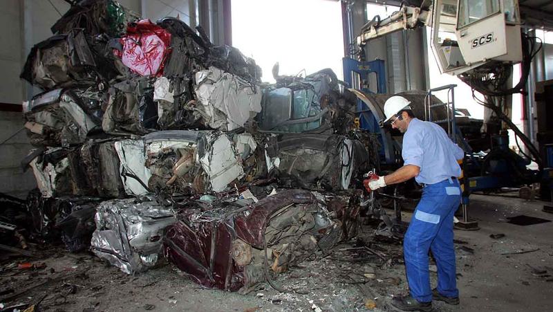 Facevano sparire le auto pignorate. E le rivendevano a pezzi all’estero