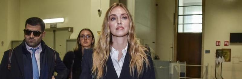 Chiara Ferragni in tribunale a Milano: tailleur nero, tacco a spillo e silenzio social per il “Pandoro gate”