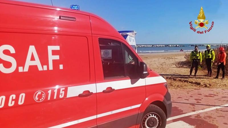 Tremante sugli scogli davanti al Circolo Velico Monte Ardizio, donna portata in salvo