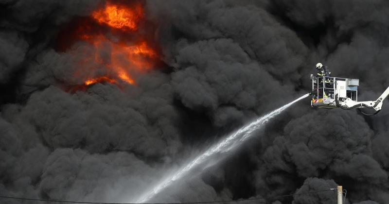 FOTO/VIDEO Borba s buktinjom u Svetoj Nedelji, vatrogasci na terenu, temperatura u skladištu i do 1000 stupnjeva