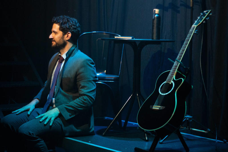 Ator mergulha na complexidade da perda em dois monólogos de Simon Stephens