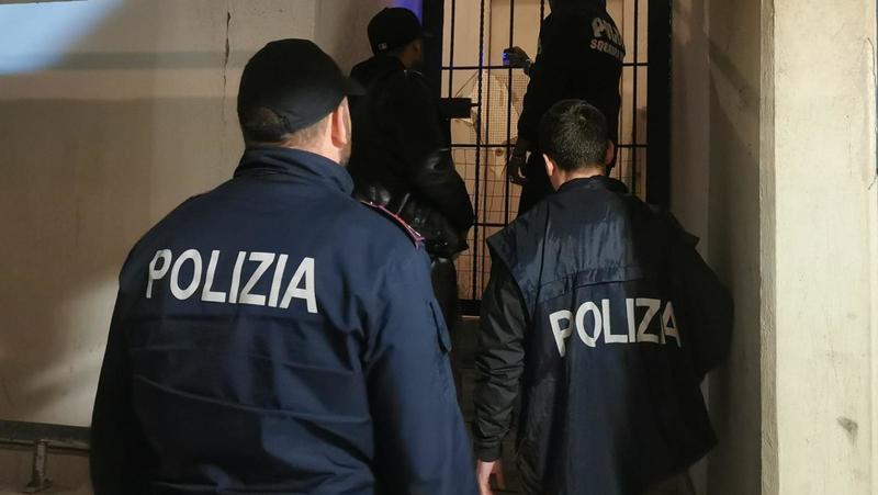 Como, litiga con il vicino di casa e lo accoltella alla schiena: arrestato