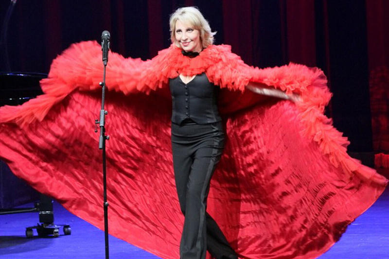 Фигуристка, контрабас, племянница Воланда: Юлия Рутберг провела юбилейный вечер