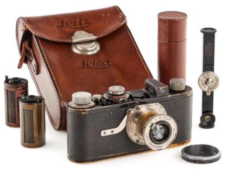 100 anni di Leica. A Wetzlar, in Germania, dove è nata la fotografia si festeggiano i 100 anni di Leica: testimone di un secolo (1925 - 2025).