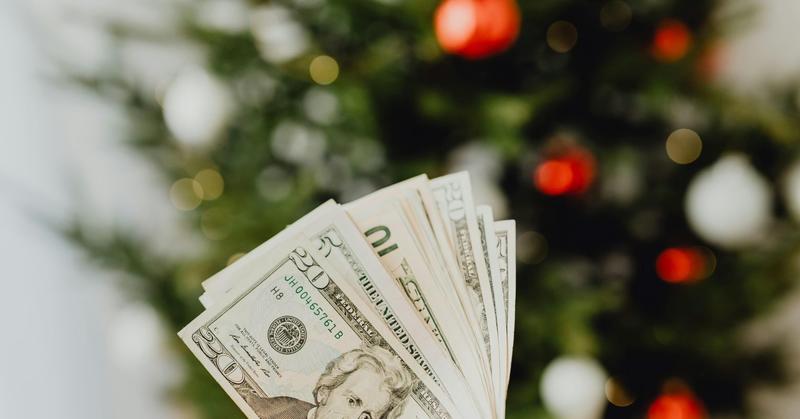 How to Avoid Holiday Overspending This Year