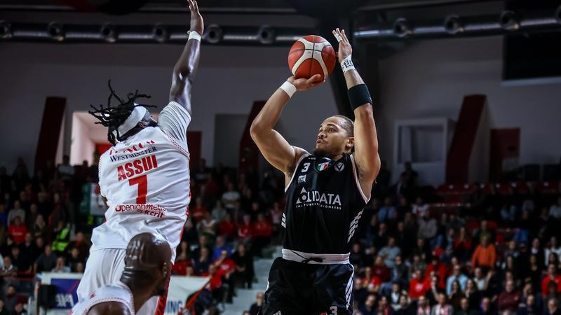 La Virtus Bologna vince ancora, si impone con Varese 83-77. Vildoza: “Campo difficile, ce l’abbiamo fatta”