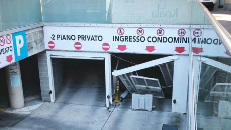 Treviglio, auto sfonda il cancello del parcheggio in piazza Setti - Video Treviglio, auto sfonda il cancello del parcheggio in piazza Setti - Video