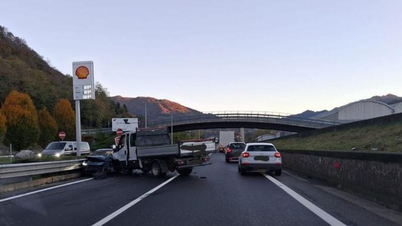 Nuovo incidente sulla 671 ad Albino, scontro tra un camioncino e un’auto: un ferito Nuovo incidente sulla 671 ad Albino, scontro tra un camioncino e un’auto: un ferito