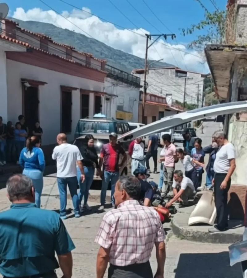 Choque entre moto y vehículo deja adolescente lesionado Choque entre moto y vehículo deja adolescente lesionado