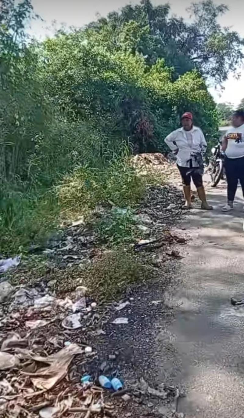 La vía que conduce al Tres de Febrero se ha convertido un vertedero público de basura La vía que conduce al Tres de Febrero se ha convertido un vertedero público de basura