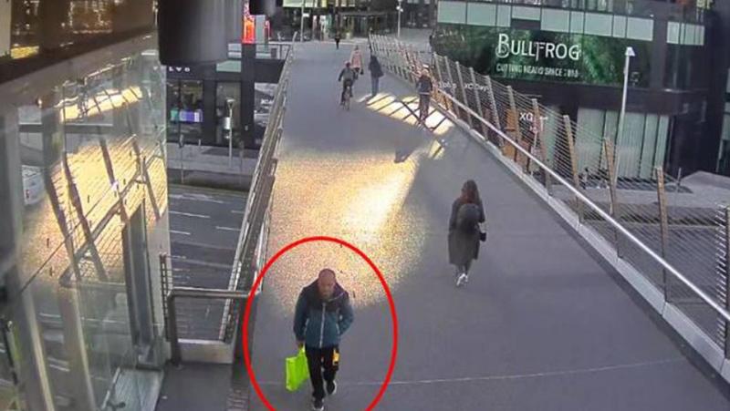 La manager accoltellata in piazza Gae Aulenti sta meglio: è iniziato il risveglio dal coma