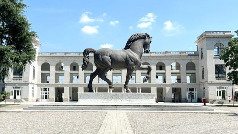 Una sala slot dentro all’ippodromo, no di FdI: battaglia anti-ludopatie