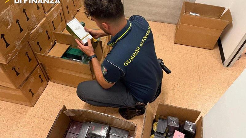 Saronno, profumi griffati contraffatti: 6mila scatole sequestrate, avrebbero fruttato 250mila euro