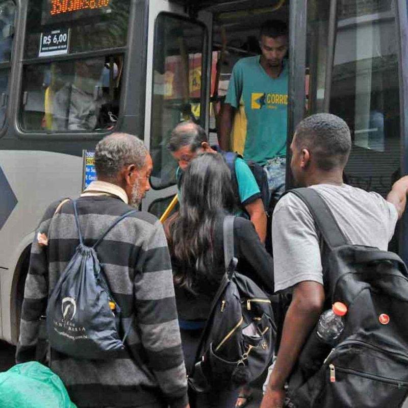 Deu a louca no motorista de ônibus e ele parou no meio da Afonso Pena