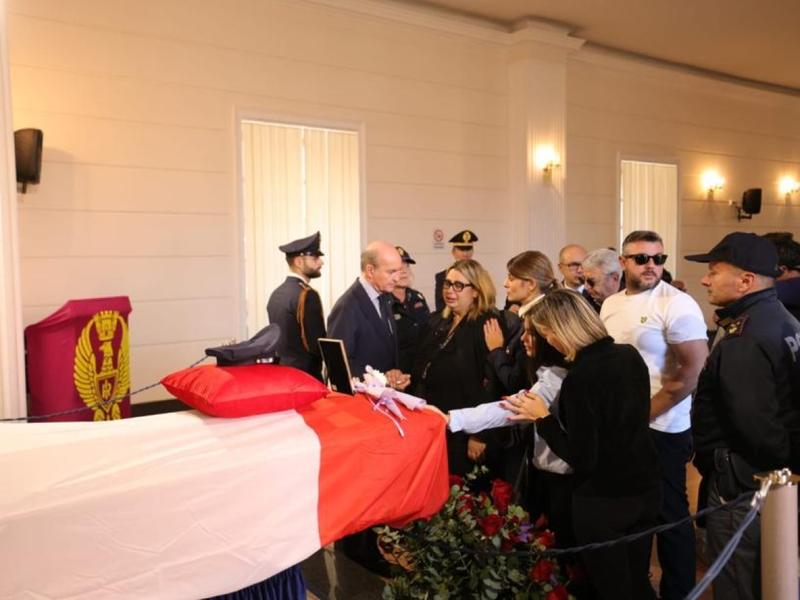 L'addio di Torre del Greco all'agente Aniello Scarpati: la bara avvolta nel TricoloreÂ âIl 28enne alla guida del Suv interrogato oggi