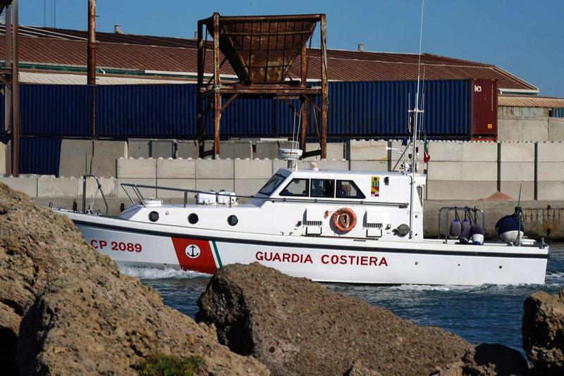Livorno, nascosti in un container di gommoni per raggiungere l'Italia: dramma in porto