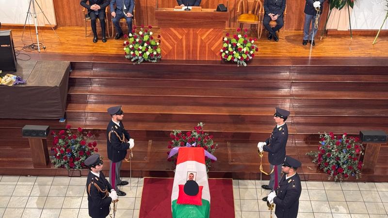 L'addio all'agente ucciso da un suv: in chiesa Piantedosi, l'abbraccio di Pisani al figlioÂ âLa vedova: chi ha sbagliato paghi Video | Foto
