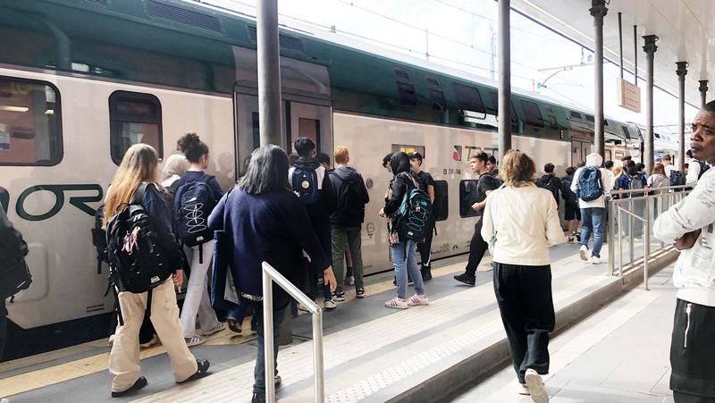 Codogno, rissa sui binari della stazione: treni bloccati per un quarto d’ora