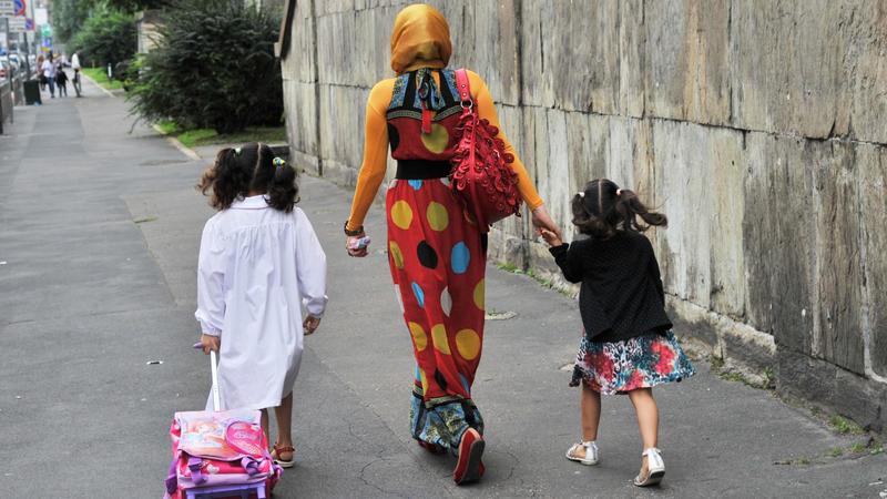 Immigrazione, il dossier di Milano: “Il caro-casa espelle anche le famiglie straniere. Pendolarismo estremo”