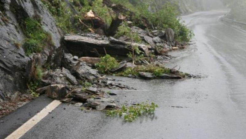 Bellano, frana sulla provinciale 62: chiusa la Provinciale della Valsassina