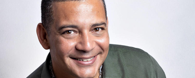 Juninho Thybau celebra legado de Candeia em show especial no Teatro Rival, no Rio