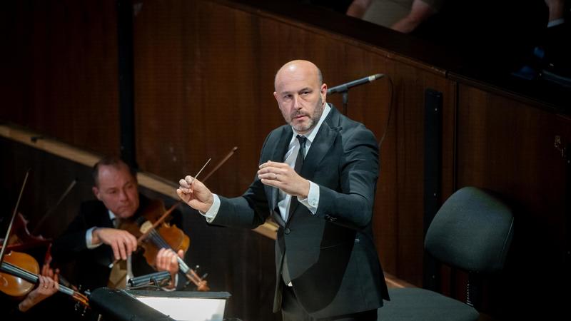 “Si può picchiar la moglie, non la si de' accoppar”: polemica sul Donizetti Opera Festival. “Il teatro prenda le distanze”