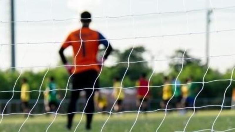 Il panchinaro che ferma l’azione, il rigore clamoroso e la rissa finale. Cose da pazzi a Calcinato