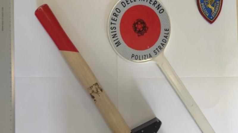 Martello in mano dopo la lite: camionista ubriaco colpisce un collega all’area di servizio