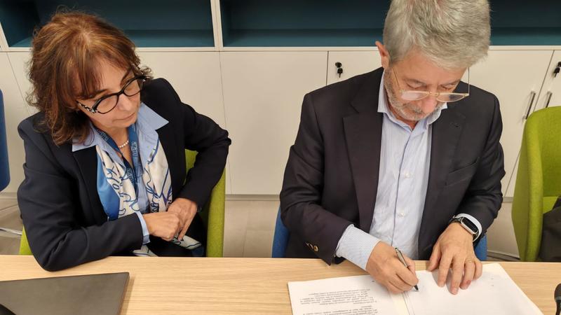 Nuovo contratto scuola: di quanto aumentano gli stipendi di docenti, ricercatori e personale scolastico Nuovo contratto scuola: di quanto aumentano gli stipendi di docenti, ricercatori e personale scolastico