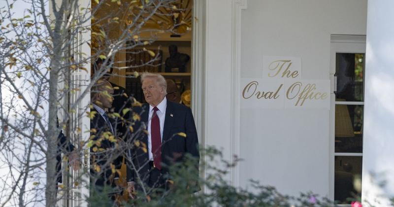 Trump Adds Ugly Gold Sign So No One Misses ‘The Oval Office’