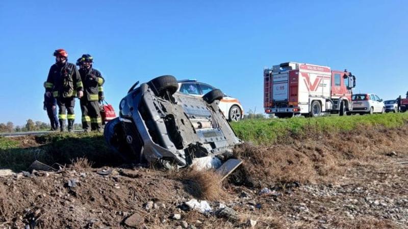 Malore, 25enne si ribalta con l’auto in un campo ad Arzago